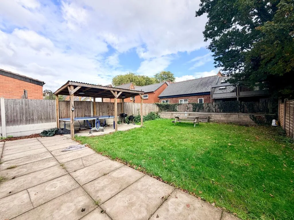 7 bedroom semi-detached house for rent