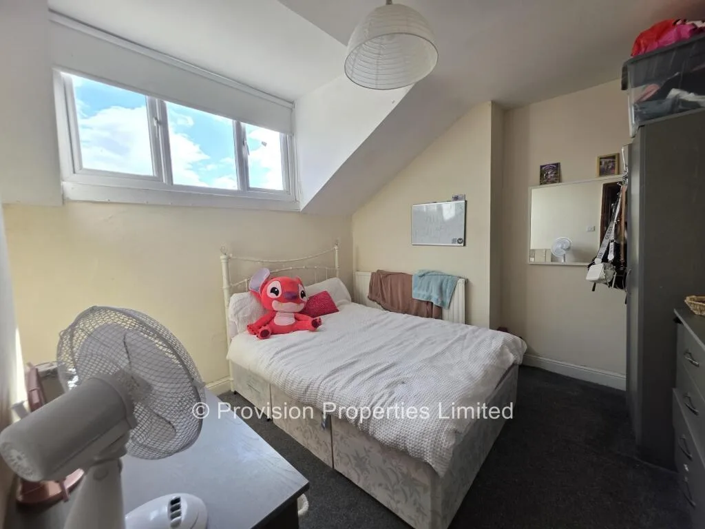 5 bedroom terraced house for rent