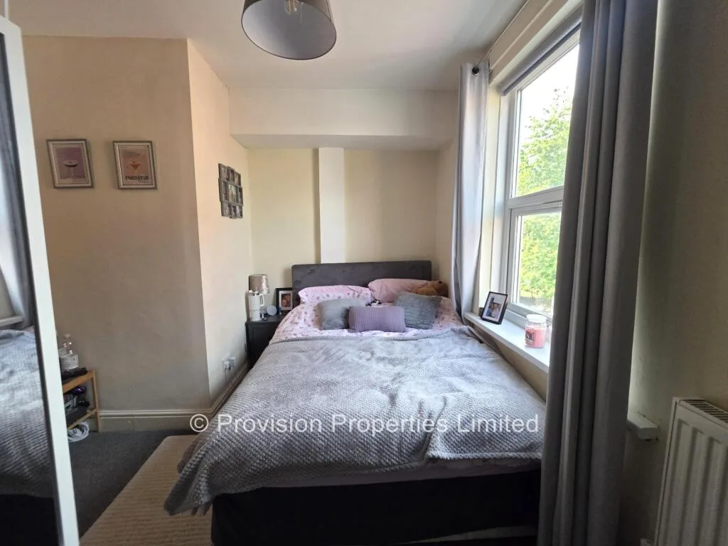 5 bedroom terraced house for rent
