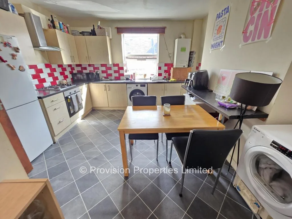 5 bedroom terraced house for rent