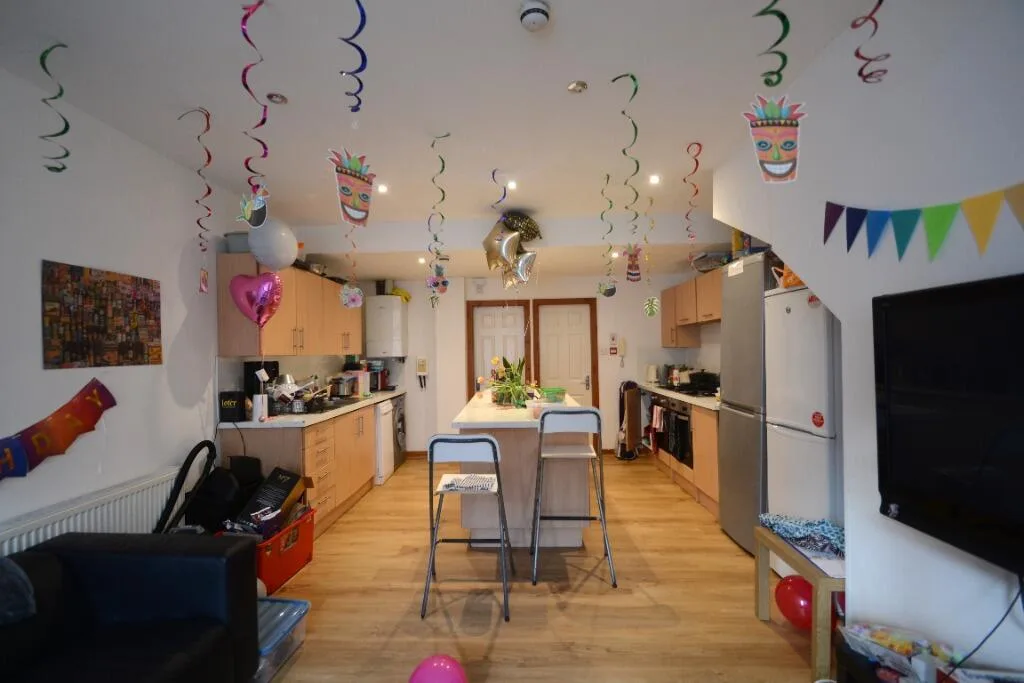 8 bedroom terraced house for rent