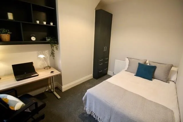 5 bedroom terraced house for rent