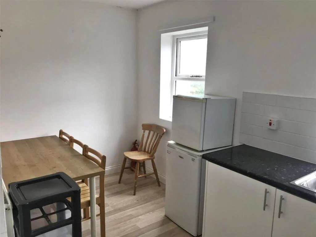 6 bedroom semi-detached house for rent