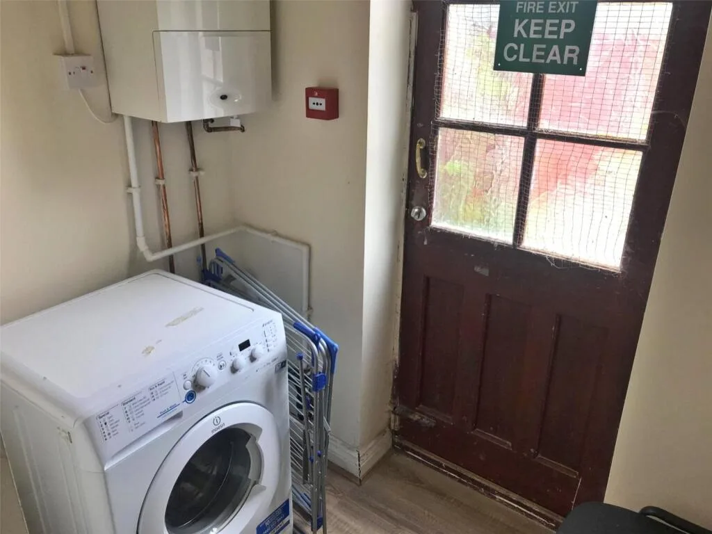 6 bedroom semi-detached house for rent