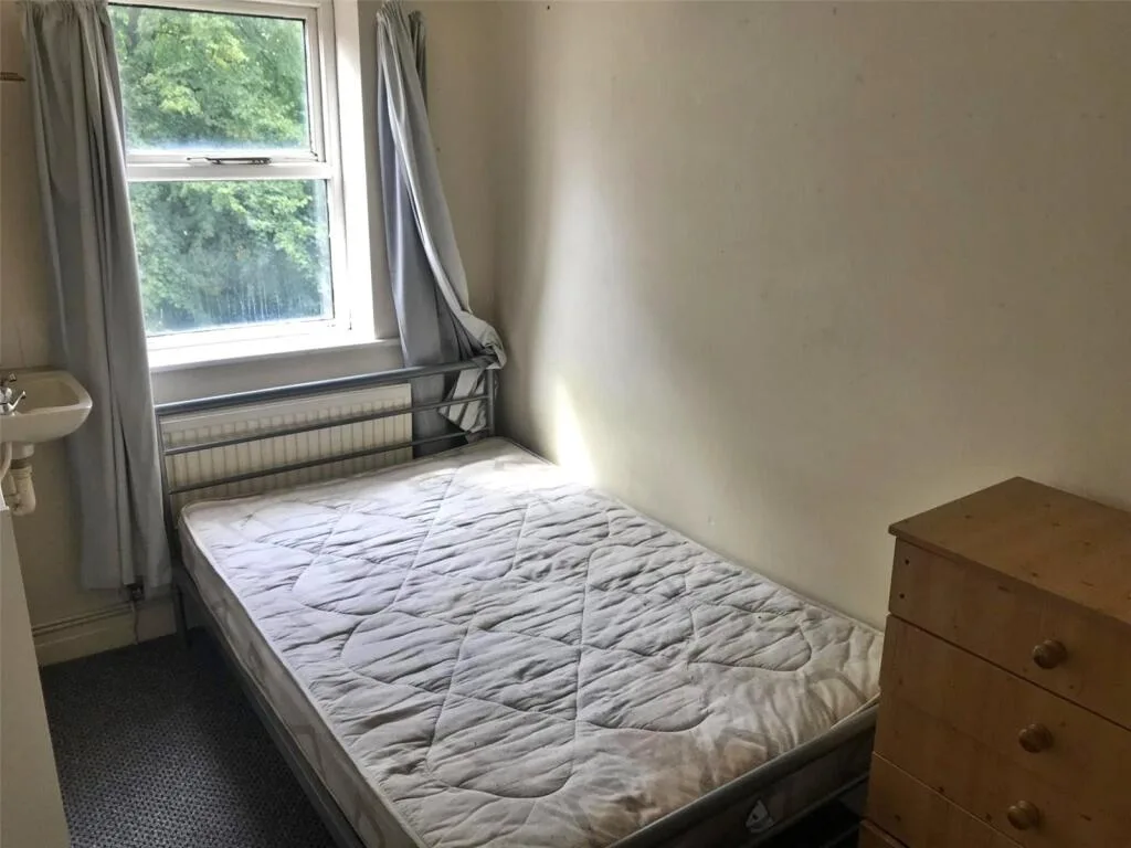 6 bedroom semi-detached house for rent