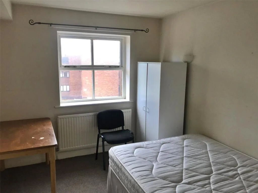 6 bedroom semi-detached house for rent