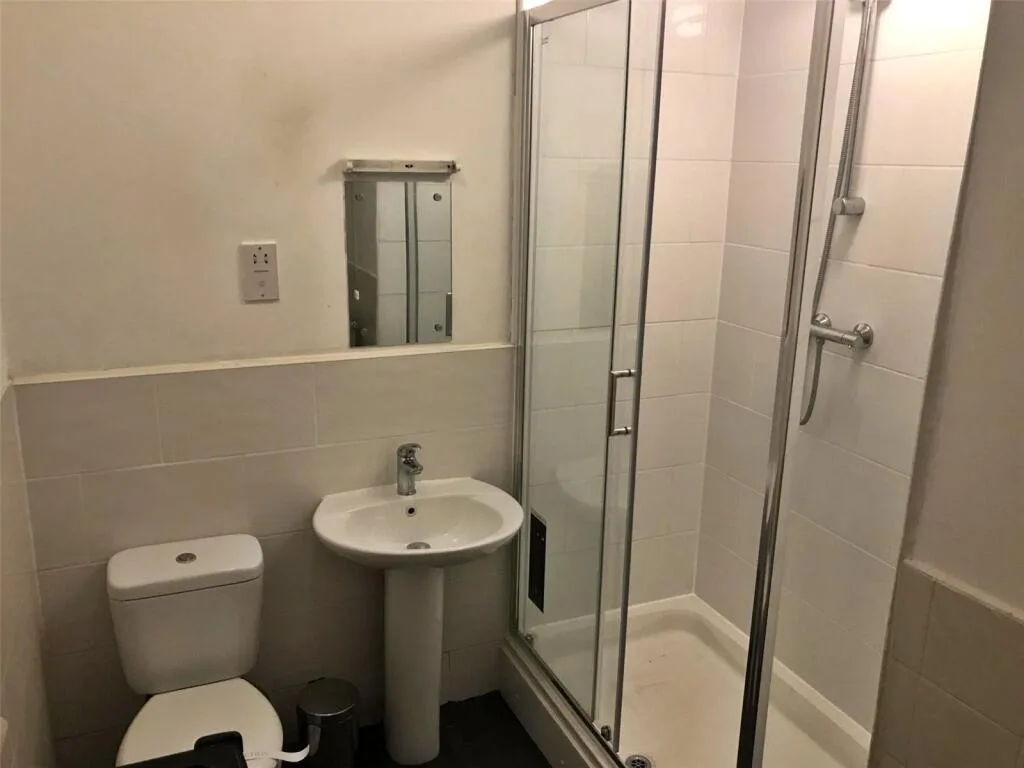 6 bedroom semi-detached house for rent
