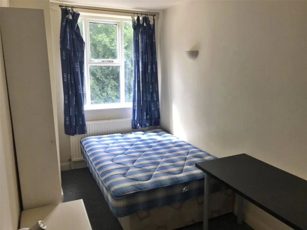 6 bedroom semi-detached house for rent