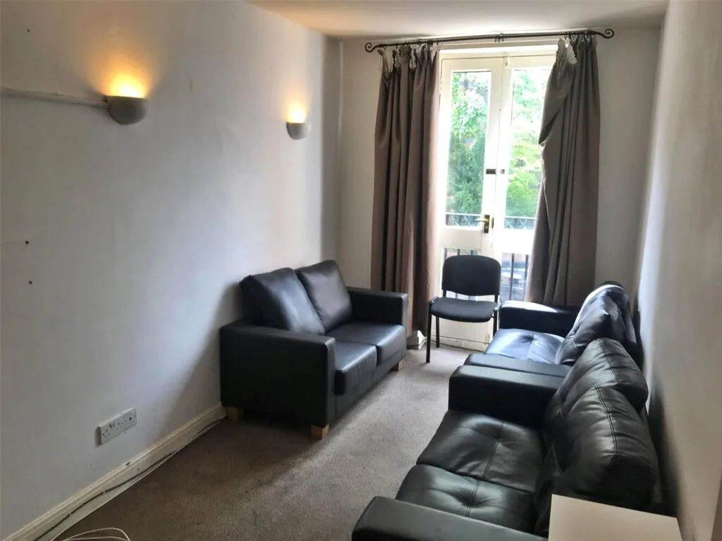 6 bedroom semi-detached house for rent