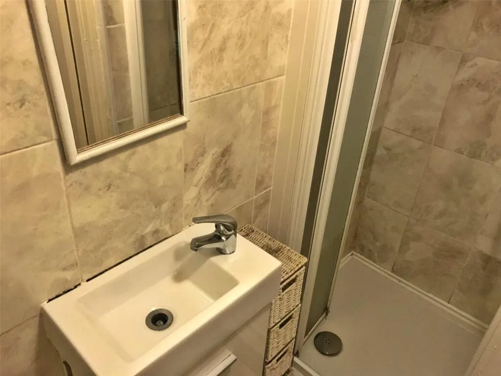6 bedroom semi-detached house for rent