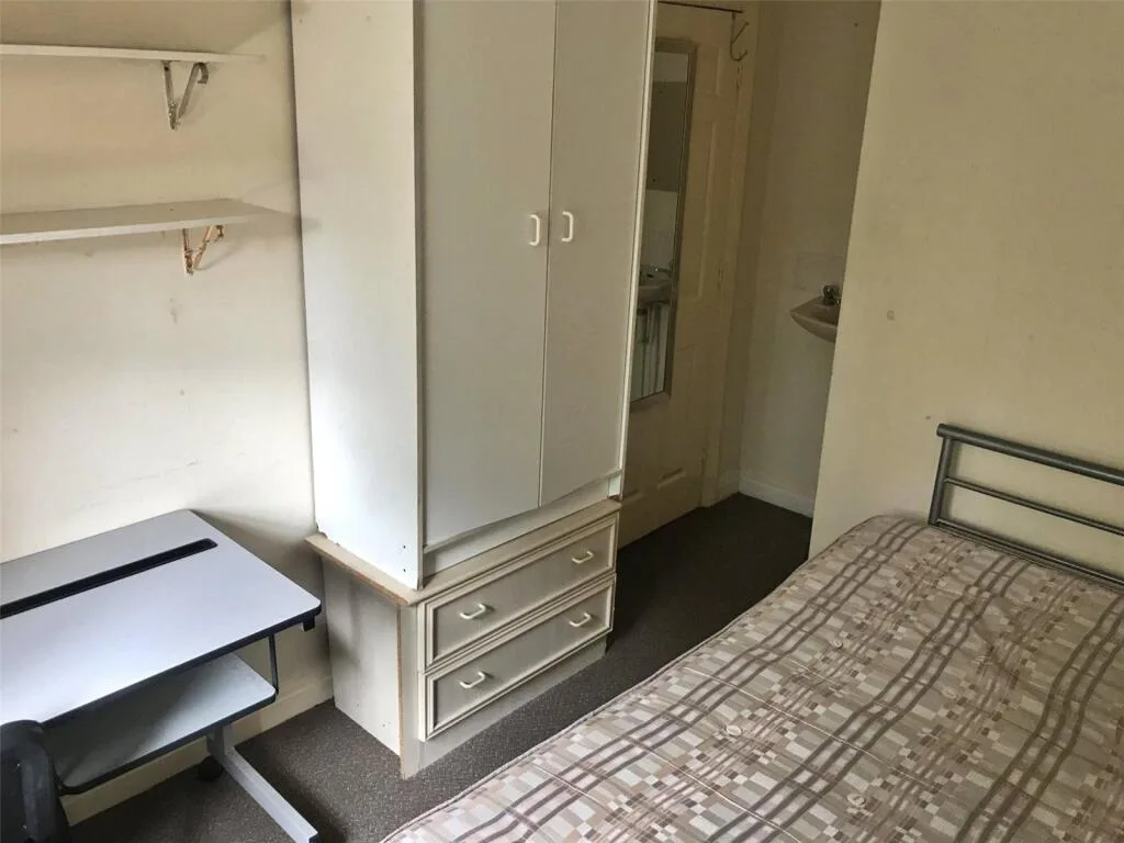 6 bedroom semi-detached house for rent