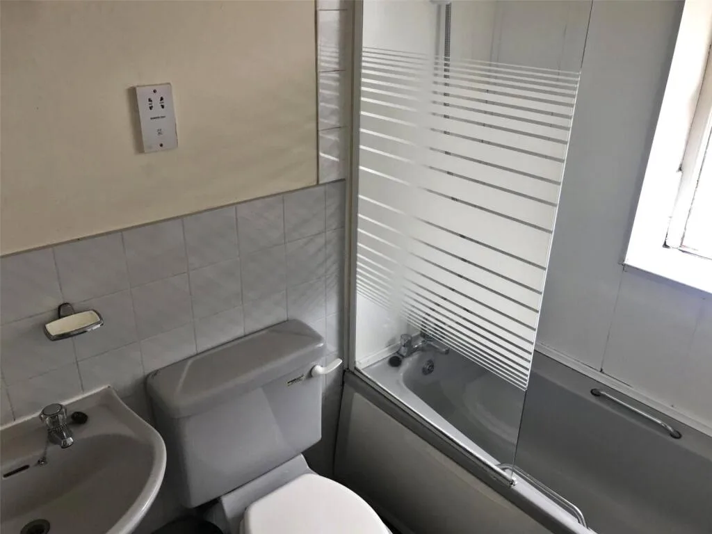 6 bedroom semi-detached house for rent