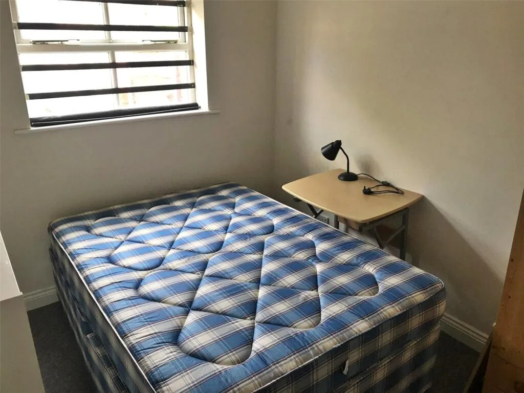 6 bedroom semi-detached house for rent