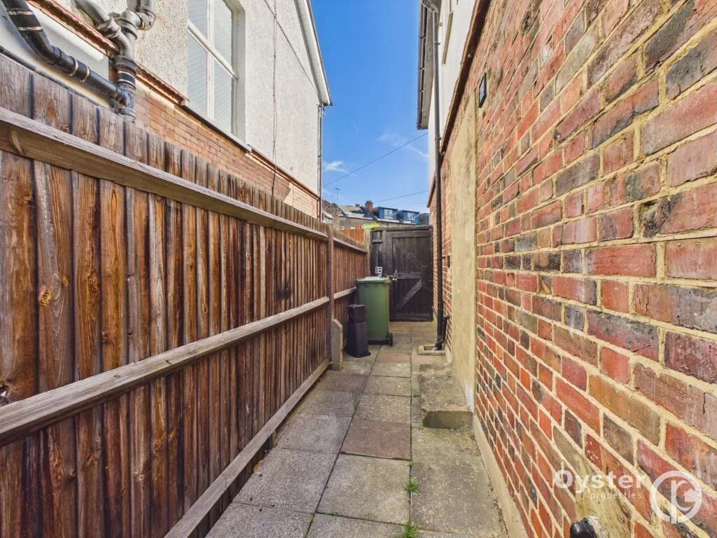 3 bedroom semi-detached house for rent