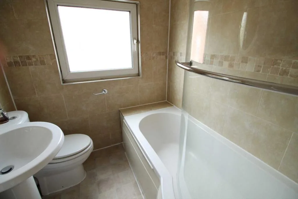 4 bedroom semi-detached house for rent