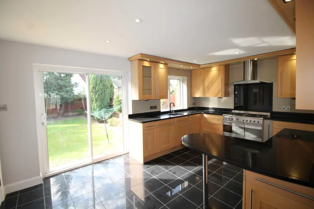 4 bedroom semi-detached house for rent