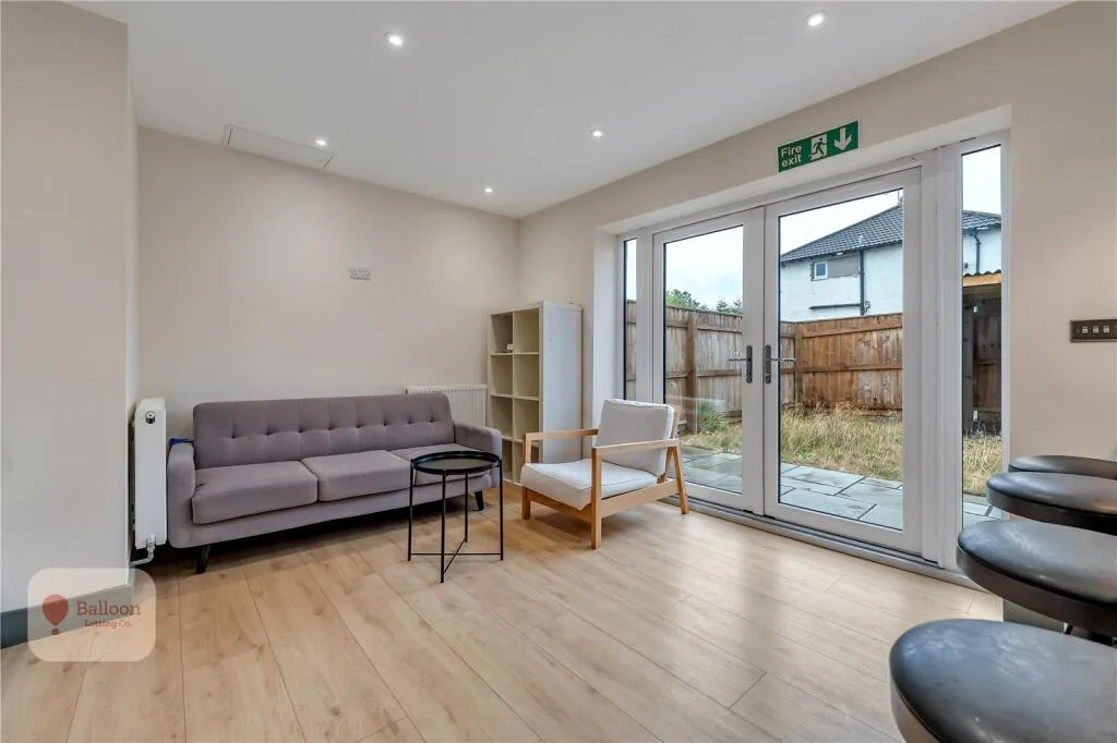 6 bedroom semi-detached house for rent