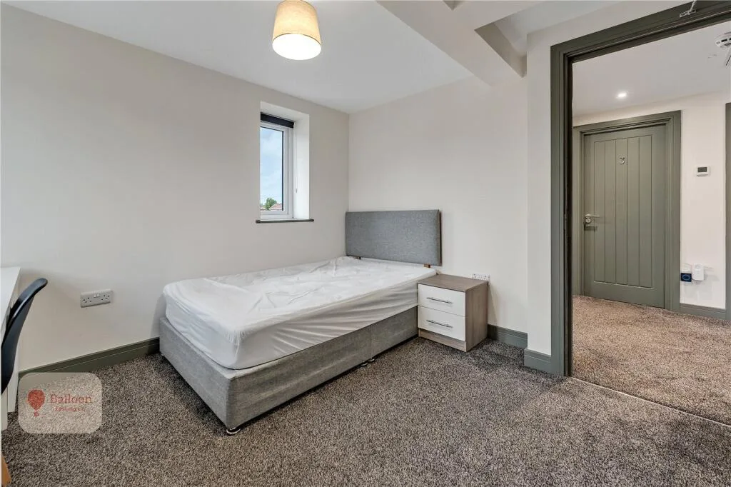 6 bedroom semi-detached house for rent