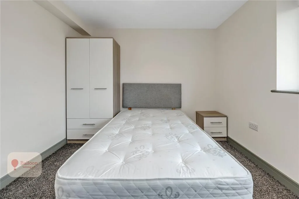 6 bedroom semi-detached house for rent