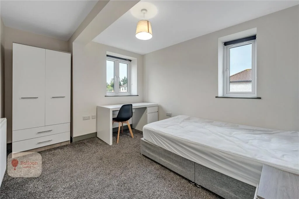 6 bedroom semi-detached house for rent