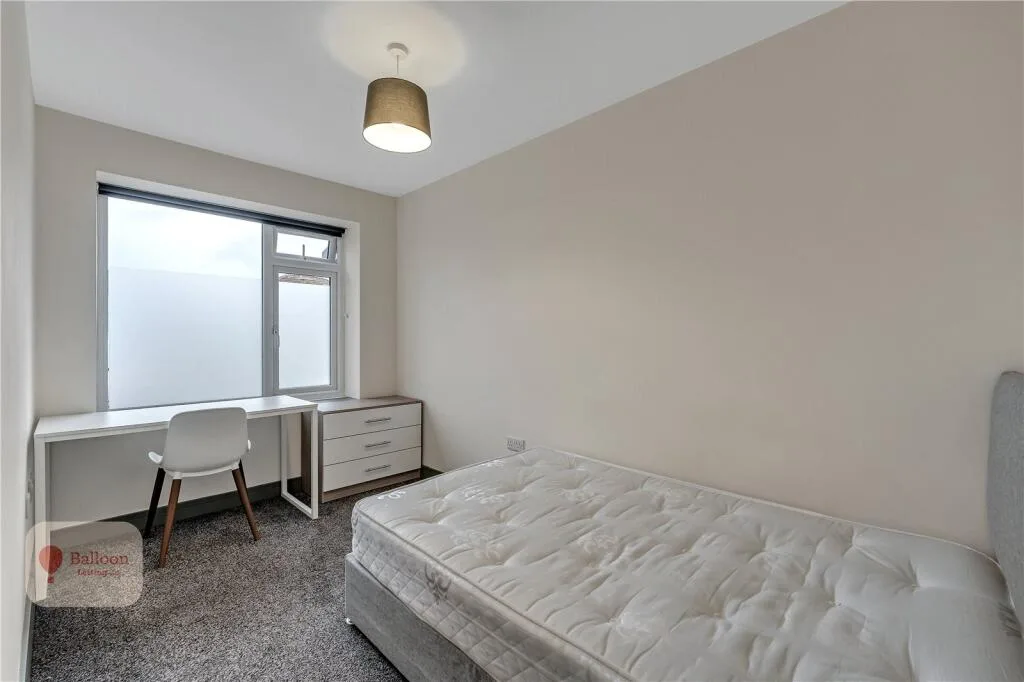 6 bedroom semi-detached house for rent