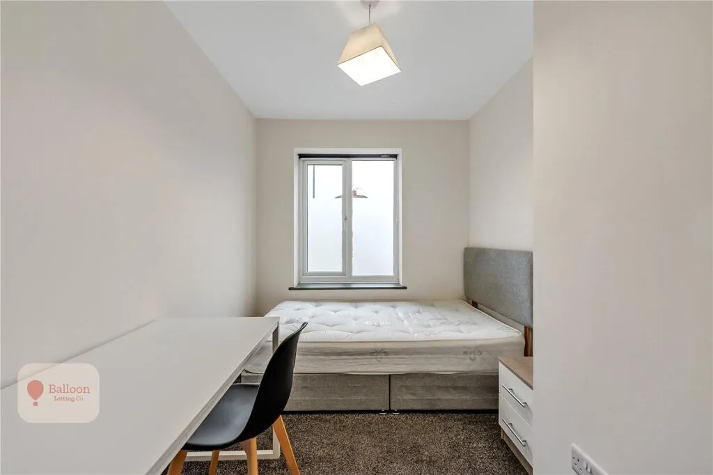 6 bedroom semi-detached house for rent