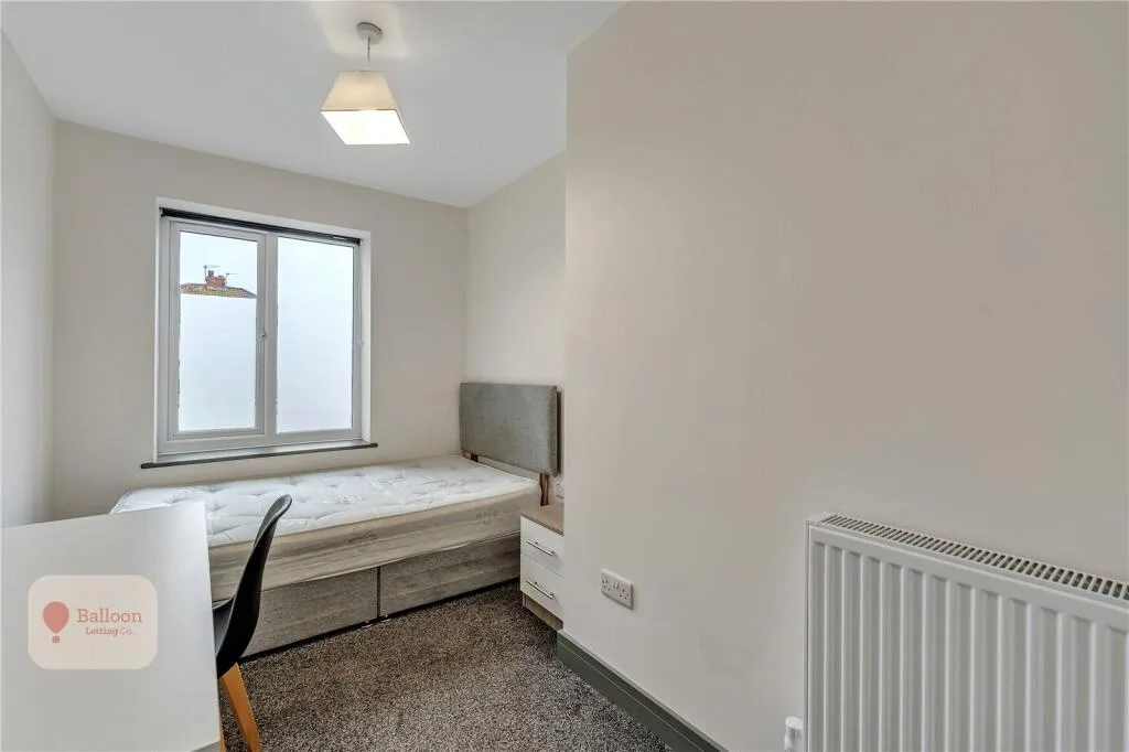 6 bedroom semi-detached house for rent