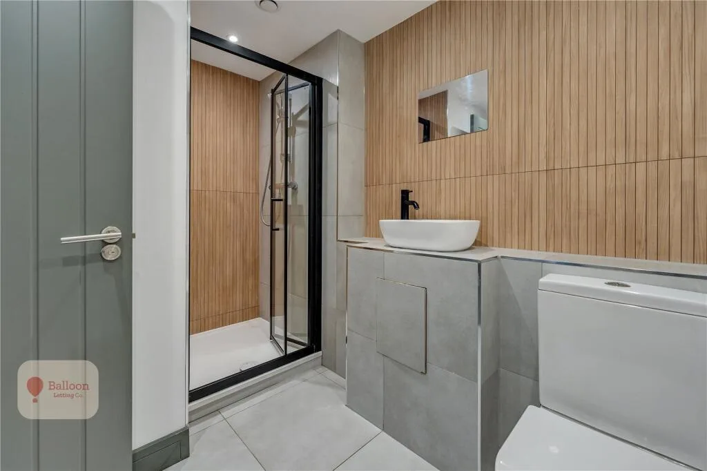 6 bedroom semi-detached house for rent