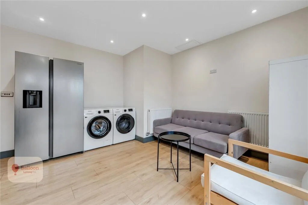 6 bedroom semi-detached house for rent