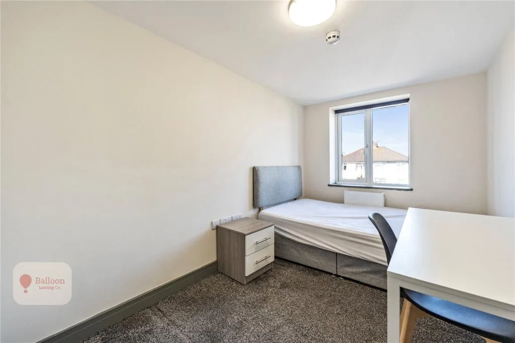 6 bedroom end of terrace house for rent