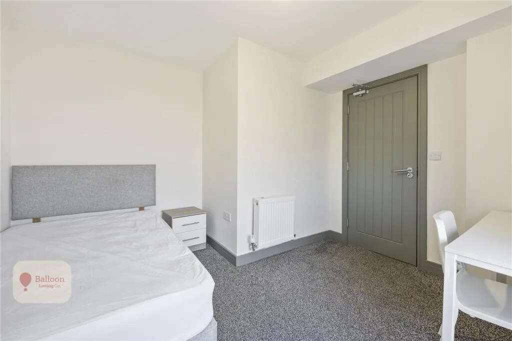 6 bedroom end of terrace house for rent