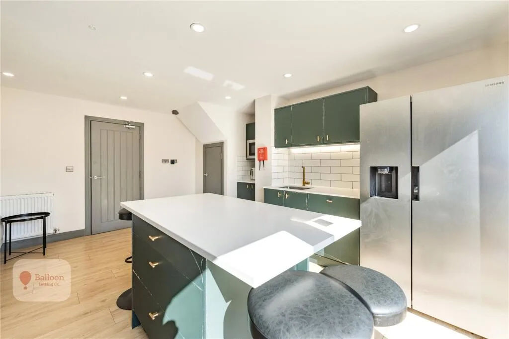 6 bedroom end of terrace house for rent