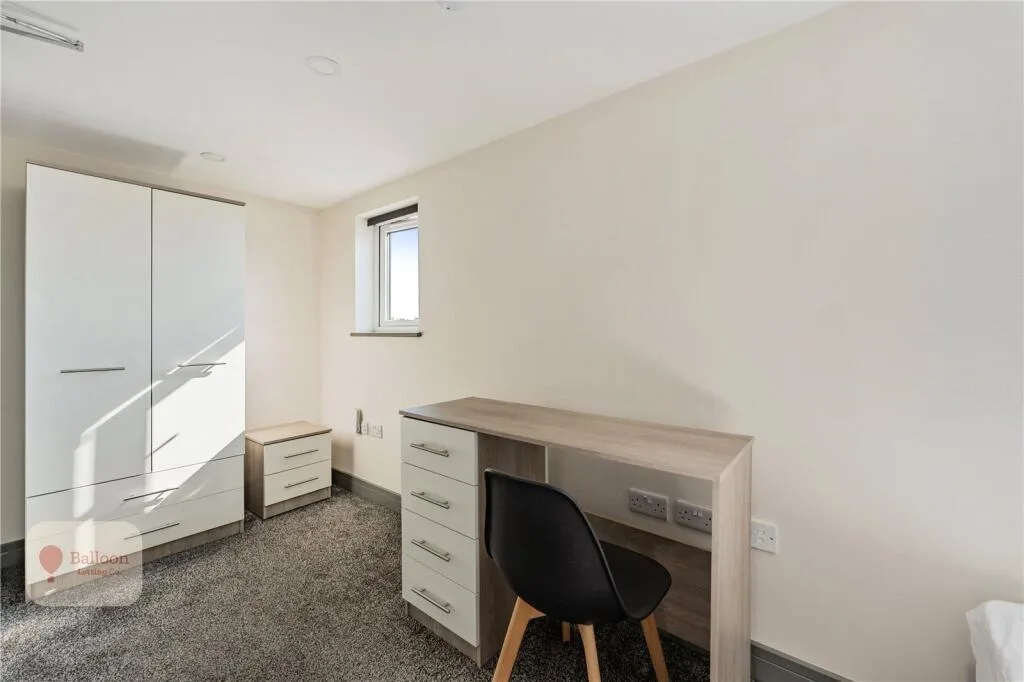 6 bedroom end of terrace house for rent
