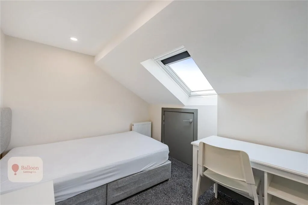 6 bedroom end of terrace house for rent