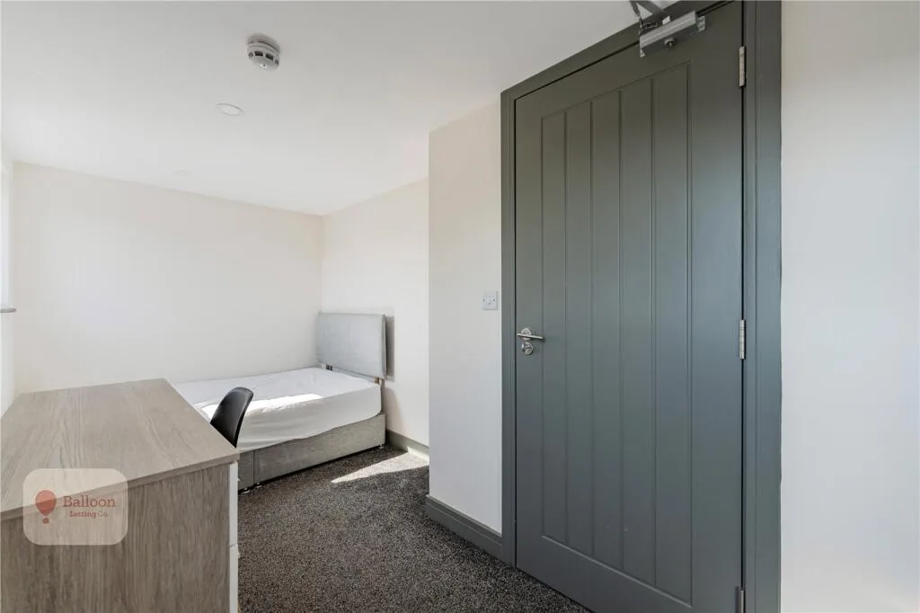 6 bedroom end of terrace house for rent