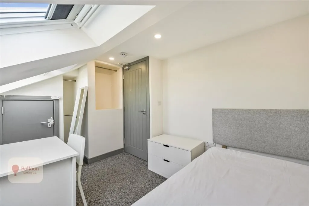 6 bedroom end of terrace house for rent
