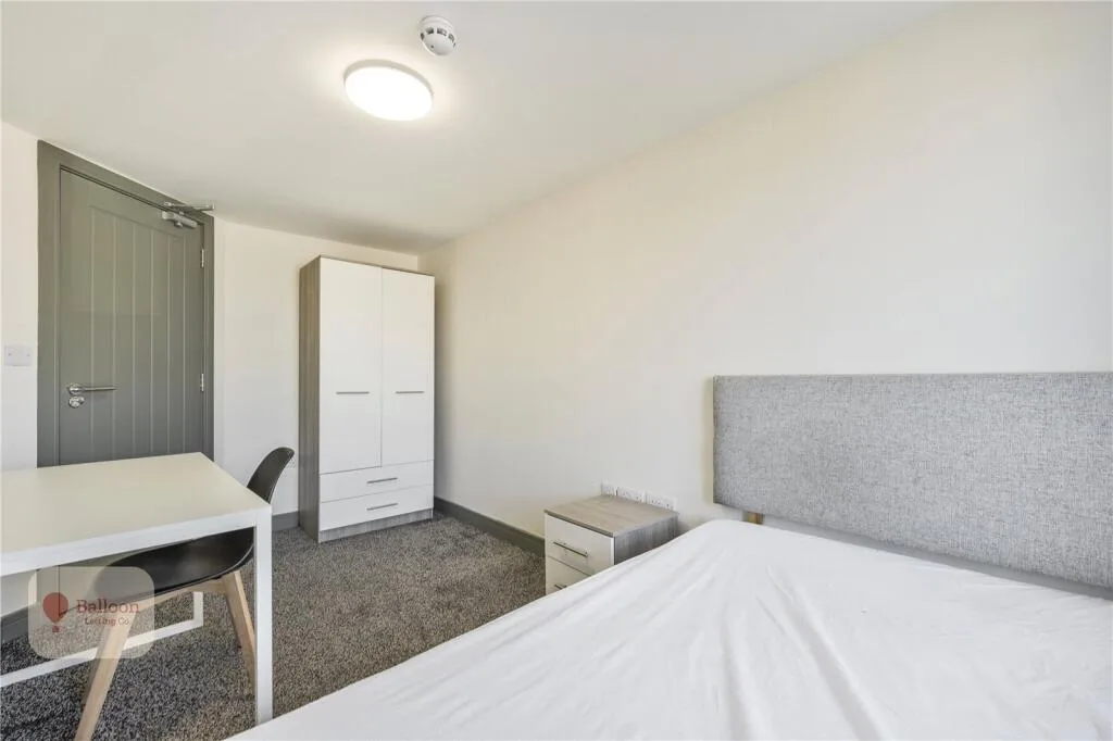 6 bedroom end of terrace house for rent