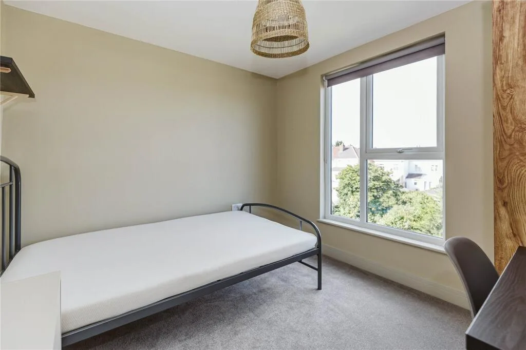 6 bedroom semi-detached house for rent