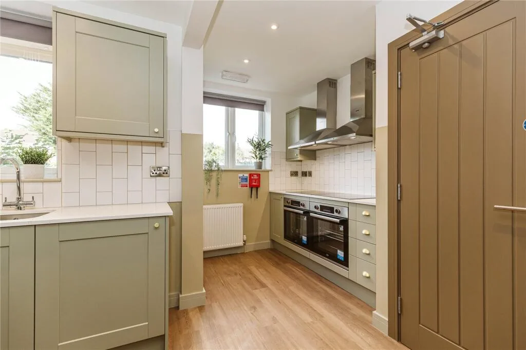 6 bedroom semi-detached house for rent