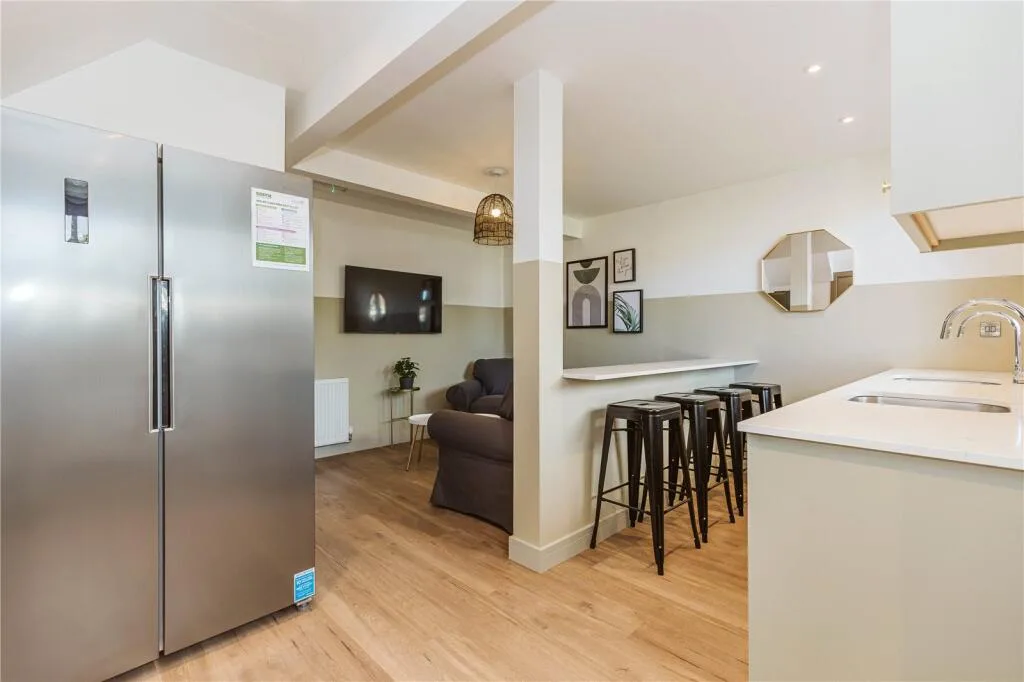 6 bedroom semi-detached house for rent