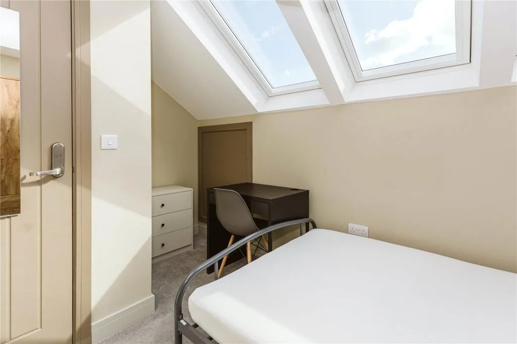 6 bedroom semi-detached house for rent