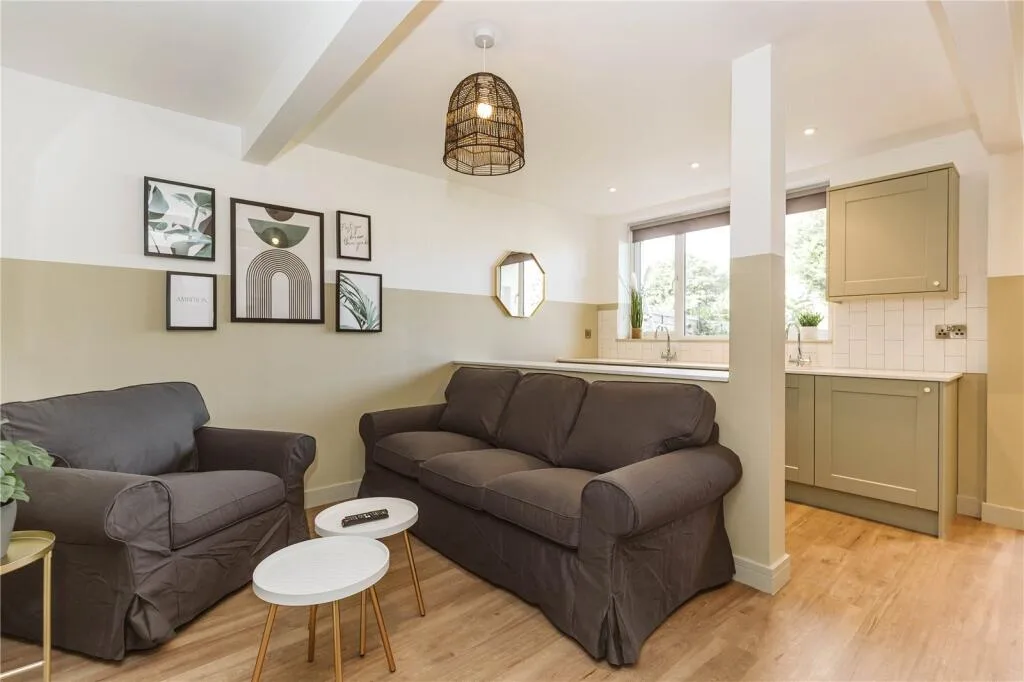6 bedroom semi-detached house for rent