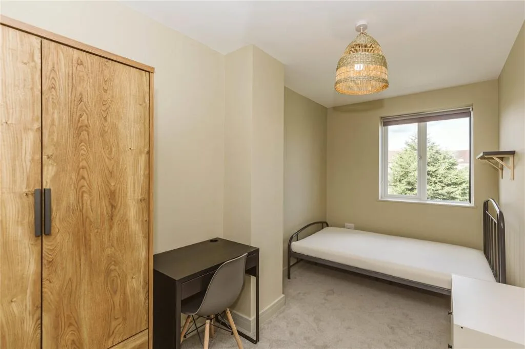 6 bedroom semi-detached house for rent