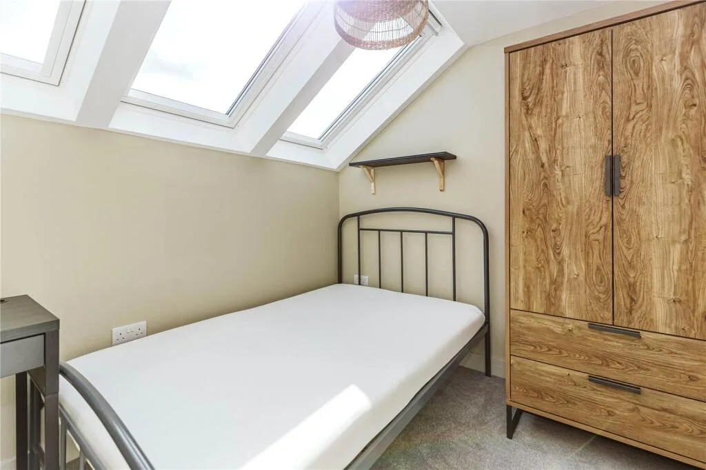 6 bedroom semi-detached house for rent