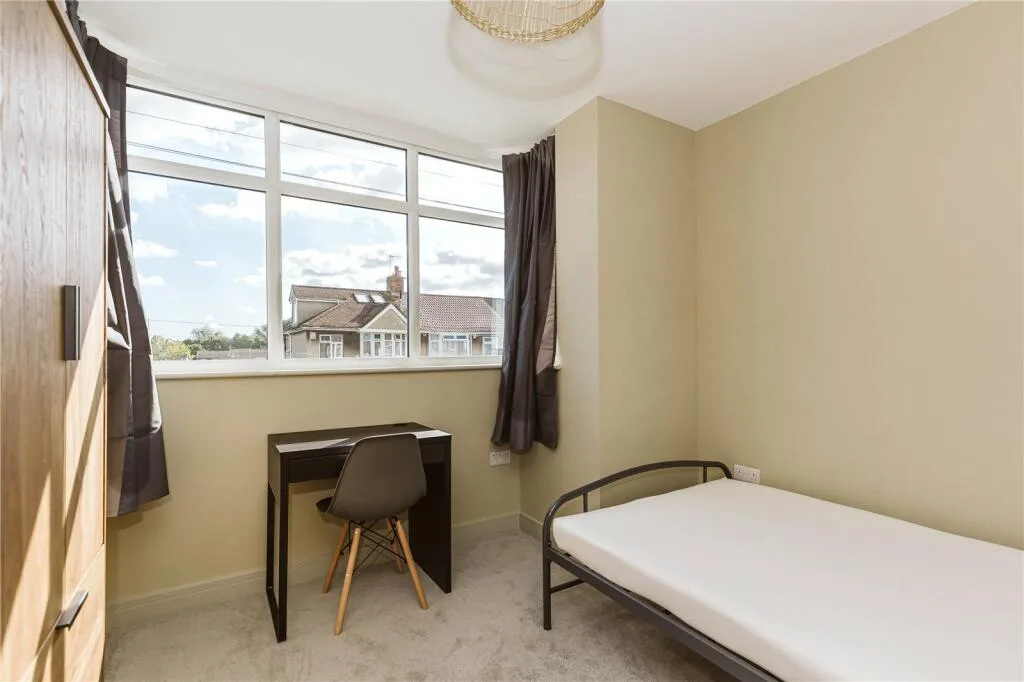 6 bedroom semi-detached house for rent