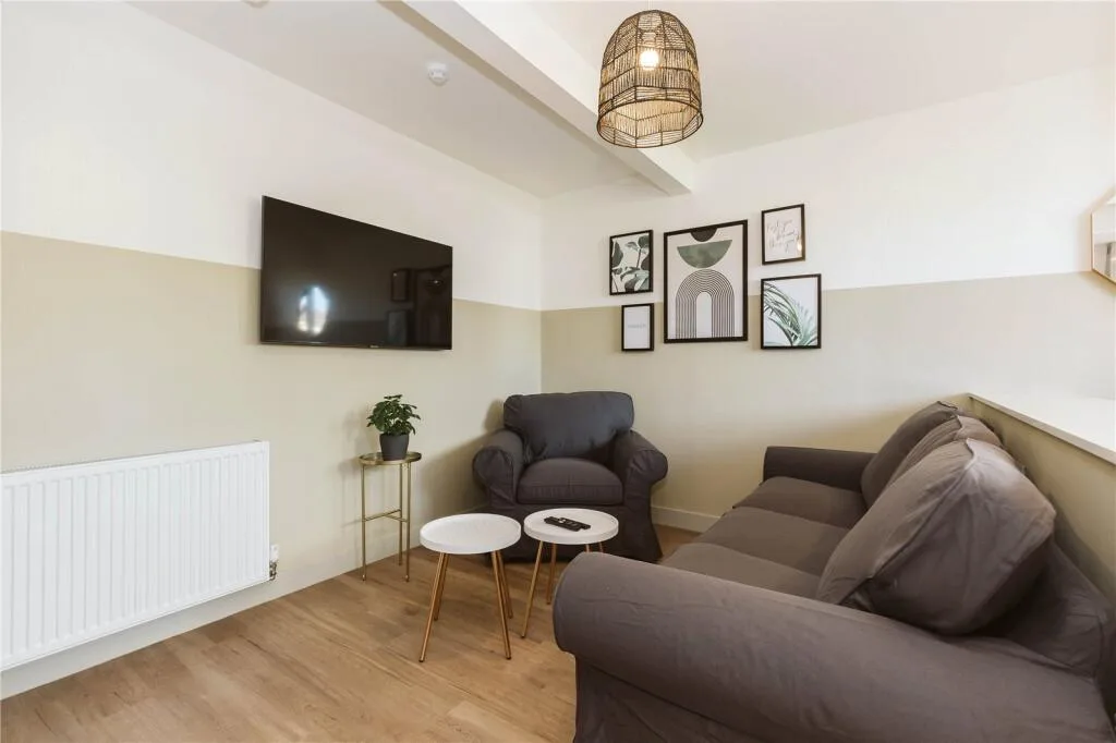 6 bedroom semi-detached house for rent