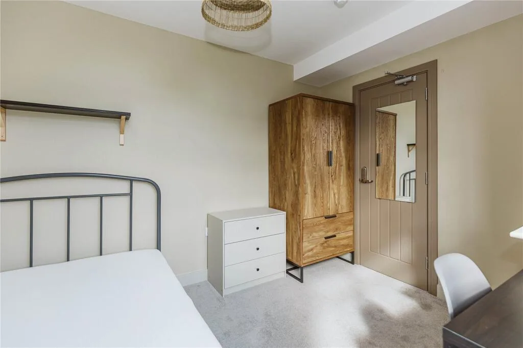 6 bedroom semi-detached house for rent