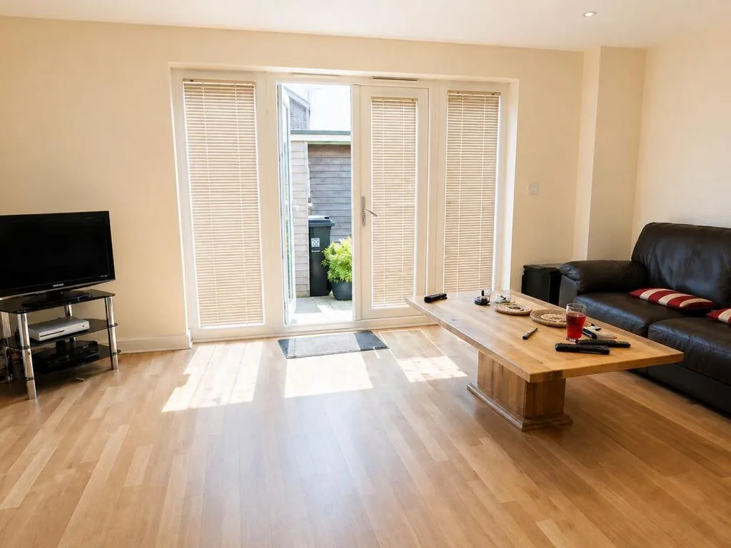 6 bedroom semi-detached house for rent
