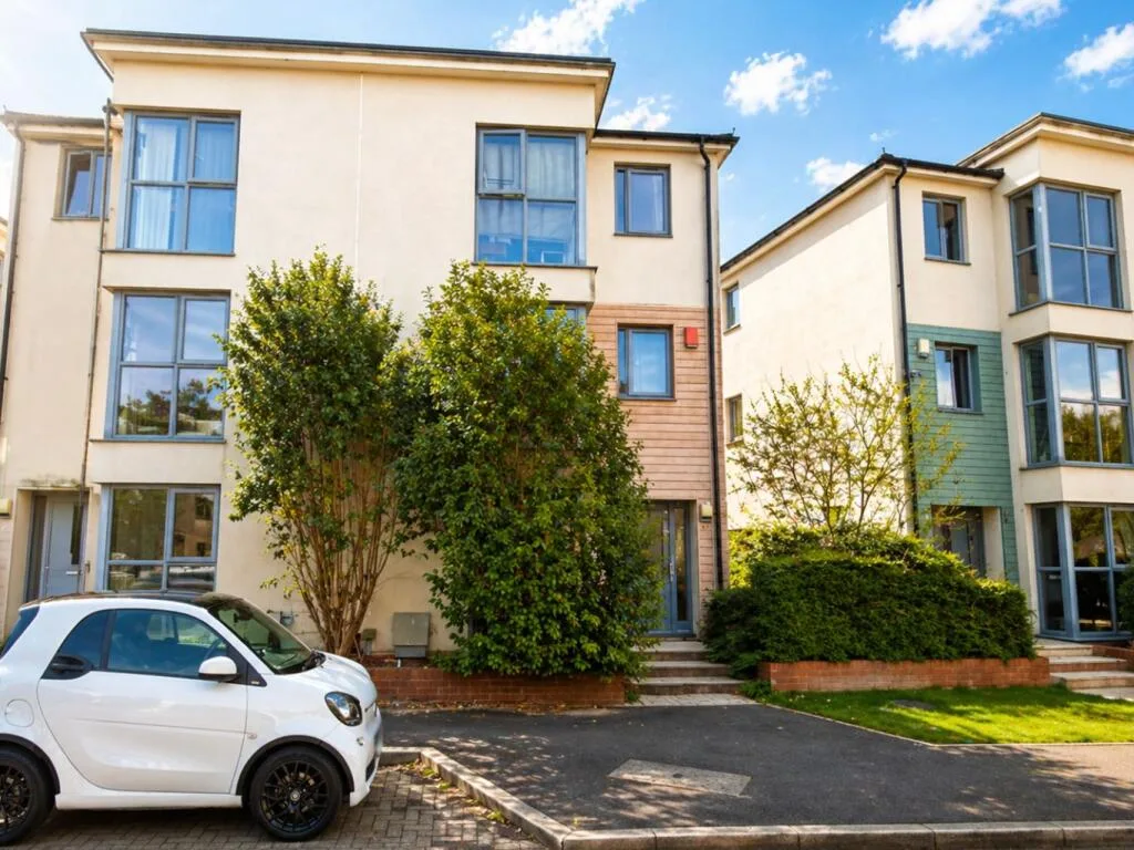 6 bedroom semi-detached house for rent