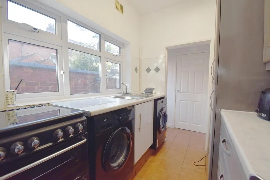 3 bedroom end of terrace house for rent